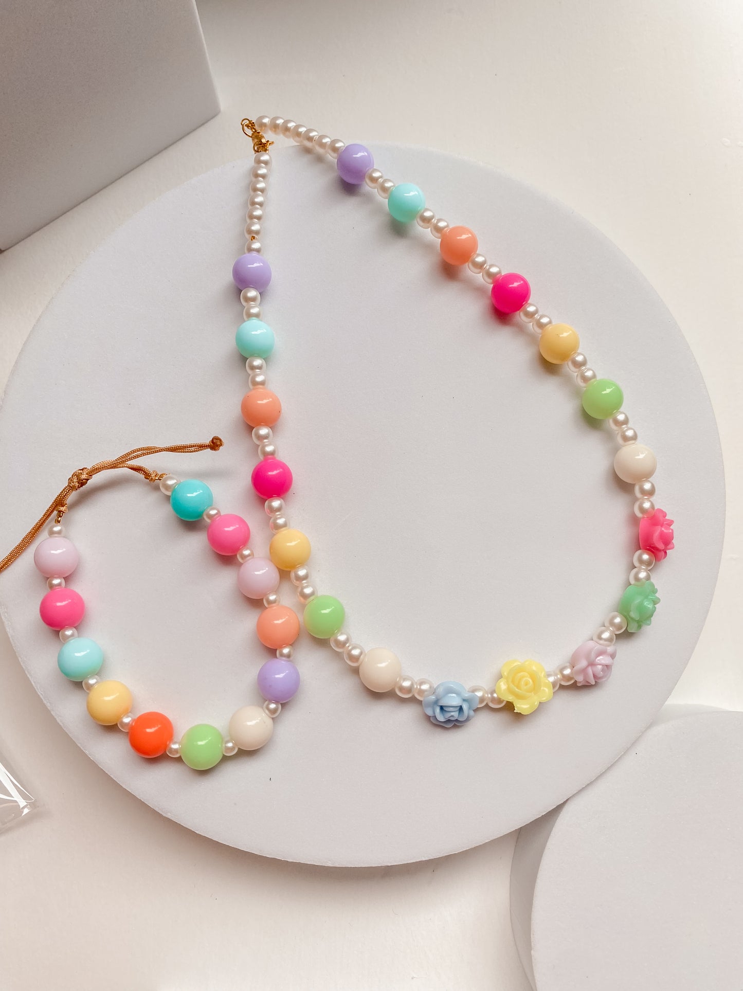 Set Collar & Pulsera “Rainbow Roses” – Color y alegría en cada detalle