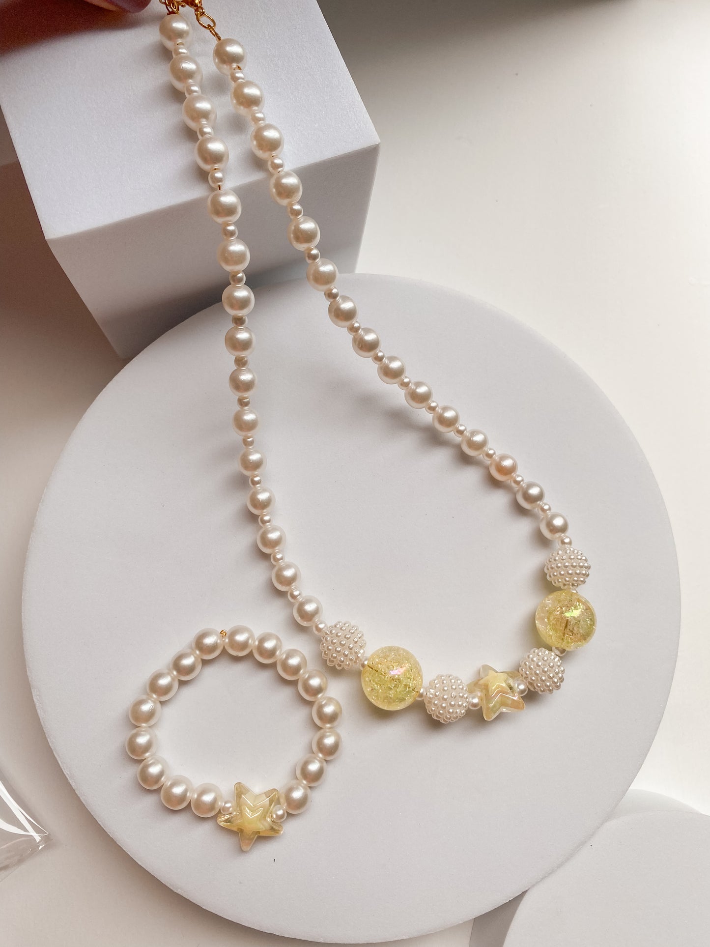 Set Collar & Pulsera "Starlight Pearl" con Detalles Amarillos