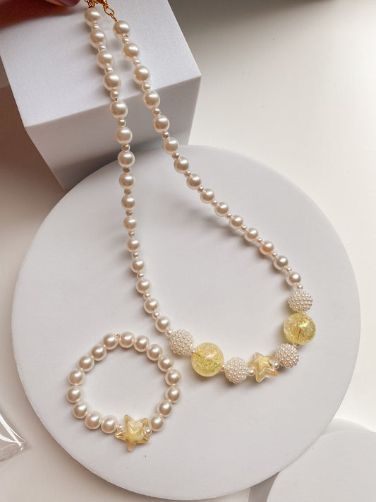 Set Collar & Pulsera "Starlight Pearl" con Detalles Amarillos