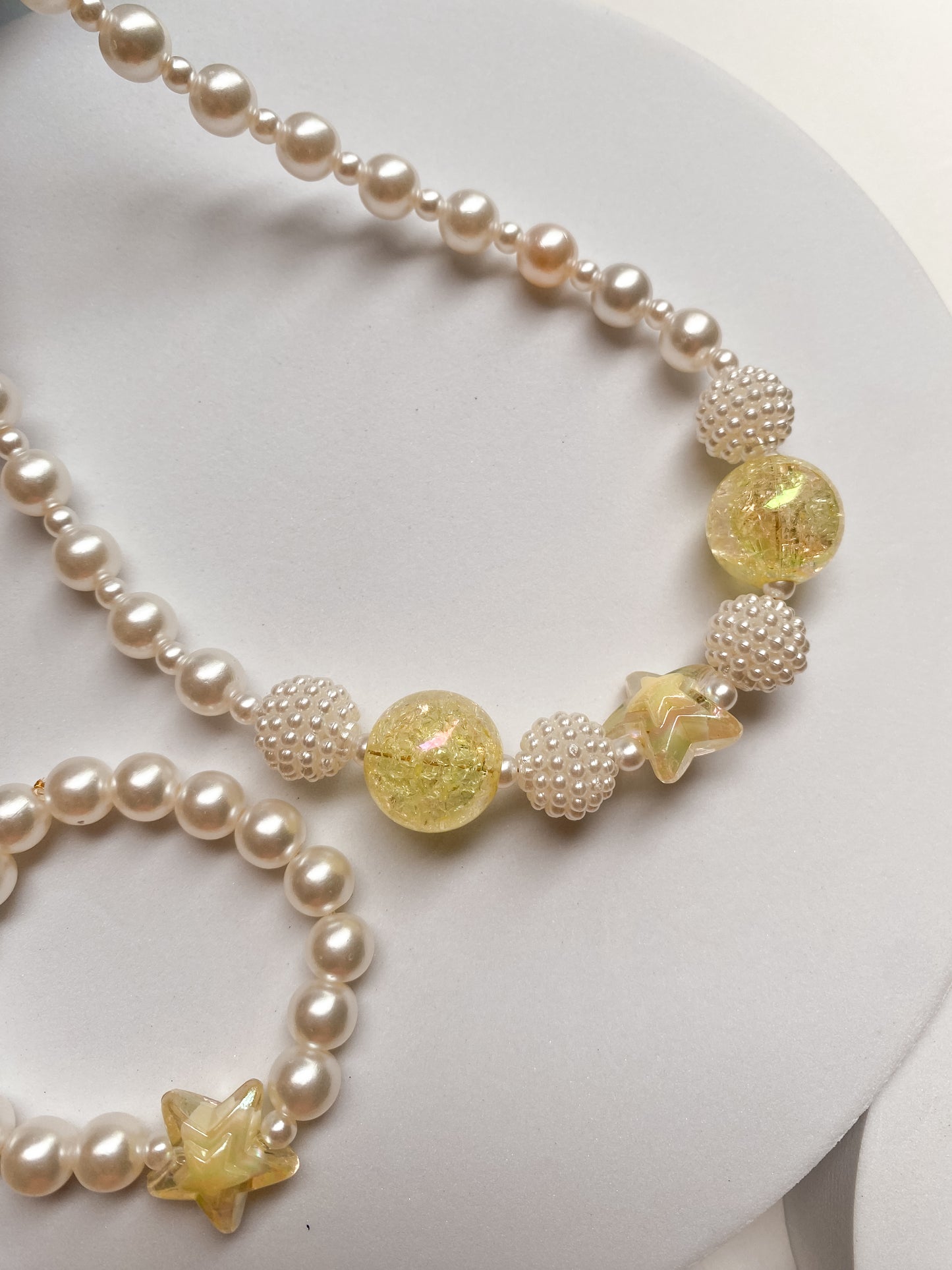 Set Collar & Pulsera "Starlight Pearl" con Detalles Amarillos